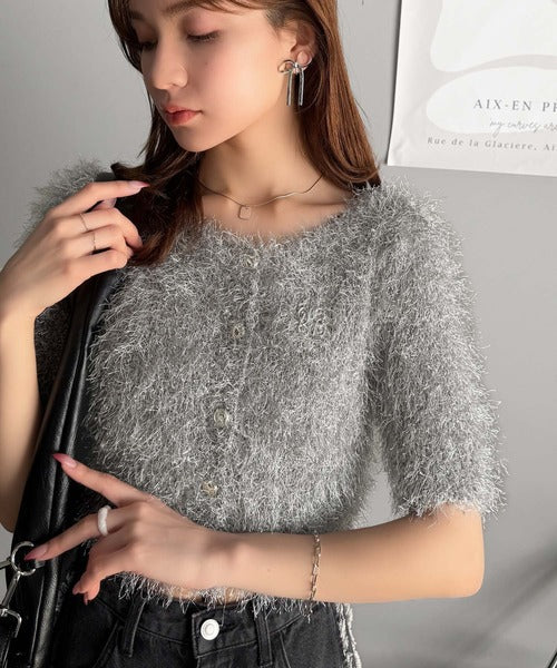 【mily bilet】ふんわり大人可愛い。ラメシャギーブローチ付きワンオフショル前後２WAYカーディガン mi1259012