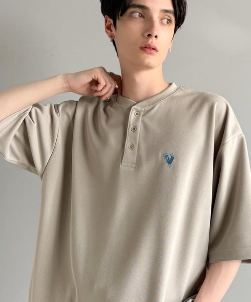 「大人びた遊び心。」刺繍入りハイクオリティダブルフェイス素材バンドカラーポロシャツ／Embroidered High-Quality Double Face Band Collar Polo co1150027