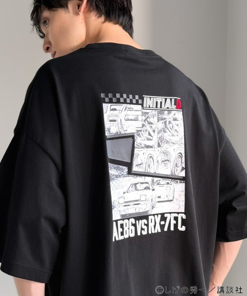 《頭文字D × JaVaコラボ》藤原拓海 vs 高橋兄弟 秋名バトルシーン グラフィック 半袖Tシャツ 【接触冷感・UVカット機能付き素材】 jo1150092