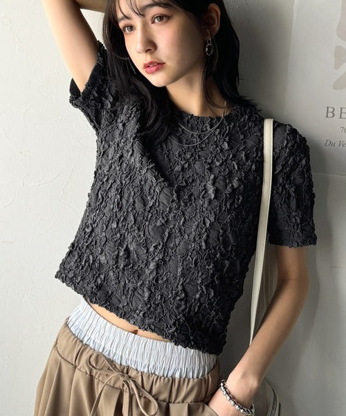華やかな高級感を演出する。カットジャガード短丈Tシャツ（半袖） ce1050273