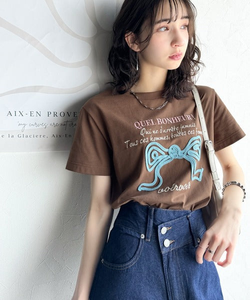 【mily bilet】華やか大人ガーリー。リボンコード刺繍プレートデザインTシャツ mi1329025