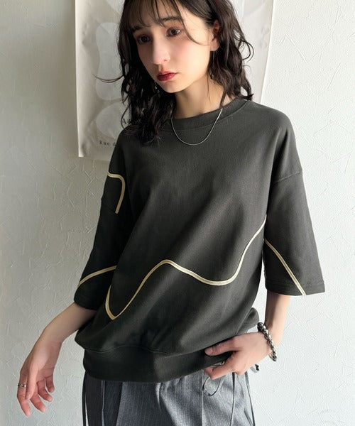 立体感のある刺繍がトレンドムード。paeanバック ウェーブコード刺繍 BIG刺繍 オーバーサイズ スウェット トップス ce1260418