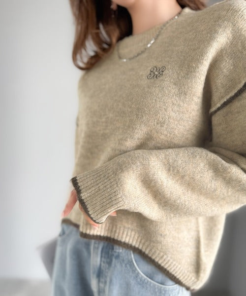 【mily bilet】シンプルながらも個性が引き立つ。アウトリンキング胸刺繍ミックスニット mi1329038