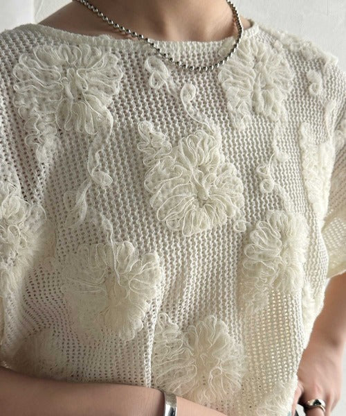 大人のおしゃれ度ワンランクアップ。チュールフラワーコード刺繍半袖Tシャツ ce1260429