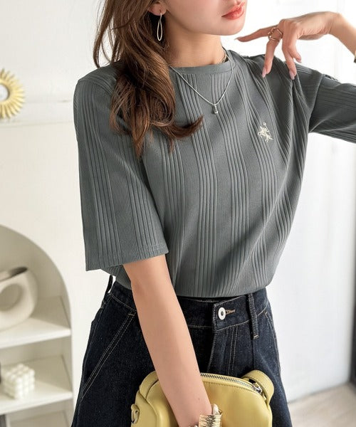 品よく、すっと、毎日に馴染む。オーガニックコットンランダムリブ胸元刺繍Tシャツ（半袖） ce1260538
