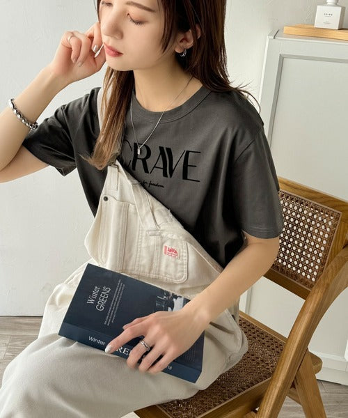 【sustaina+】垢抜けた大人カジュアル。オーガニックコットン100％フロッキーロゴプリントTシャツ ce1260398