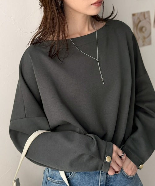 一枚で、品よく華奢見え。袖タック×マットゴールドボタン使い ボートネックポンチ素材プルオーバー（長袖） ce1260639