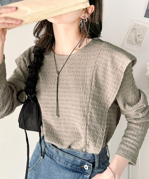 女性らしさとスタイリッシュさを演出する、ジャガード素材ラッフルフリルショルダープルオーバー ce1010347
