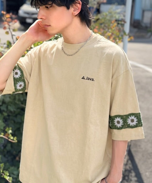 《JaVaジャバコラボ》袖先に遊びと清涼感を。袖クロシェ編み 配色切り替えデザインTシャツ jo1150094