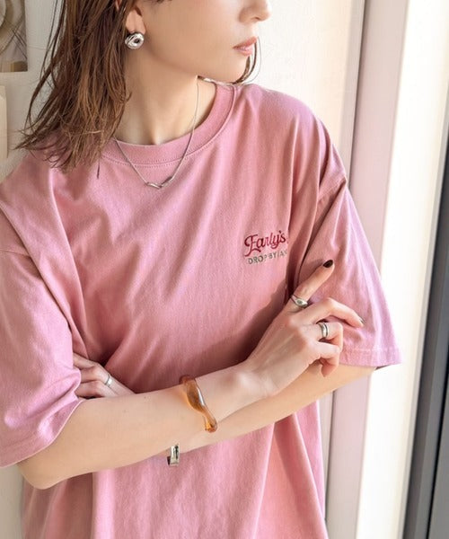 《JaVaジャバコラボ》遊び心のあるカフェロゴが映えるバックプリントT。刺繍使いハンバーガーデザインTシャツ jo1320016