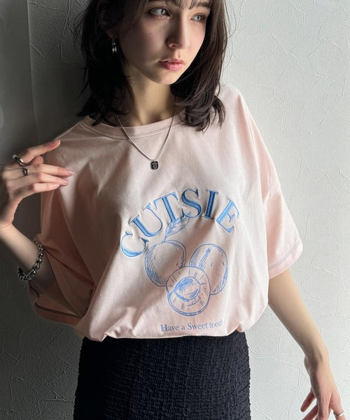 毎日のスタイルを楽しく彩る。前後2way裾ドロストフルーツグラフィックTシャツ ce1050269