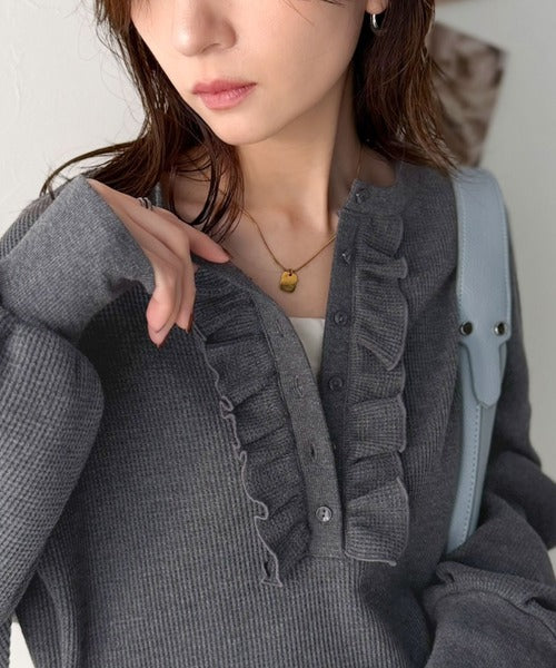《JaVaジャバコラボ》ラフなのに、ほんのり甘い。ワッフルフリルヘンリーネックトップス（オーバーサイズ） jv1020409