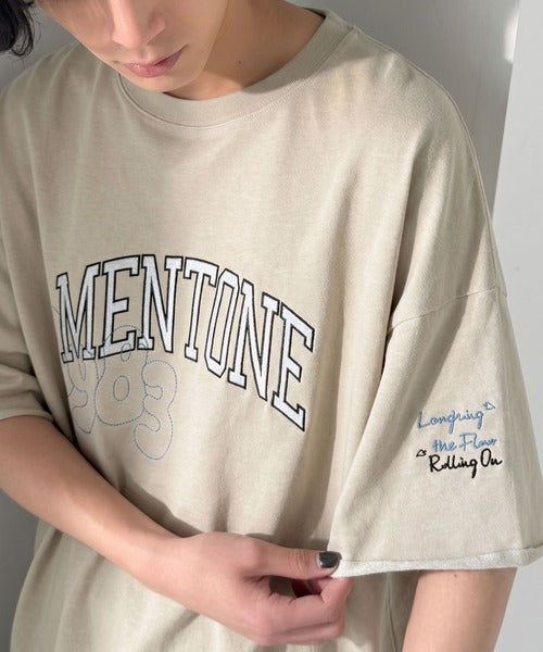 《JaVaジャバコラボ》【吸水速乾機能付き】Tシャツ派にこそ試してほしい！さらっと夏場も快適なカレッジロゴ 飛び刺繍 ミニ裏毛Tシャツ jo1150097