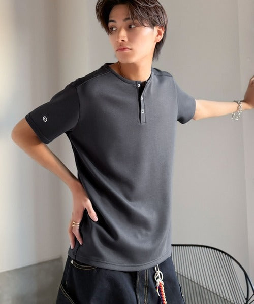 【接触冷感機能付き】肩切り替えショート丈ダンボール素材ヘンリーネックTシャツ／Shoulder Panel Cropped Double-Knit Henley T-Shirt co1010056