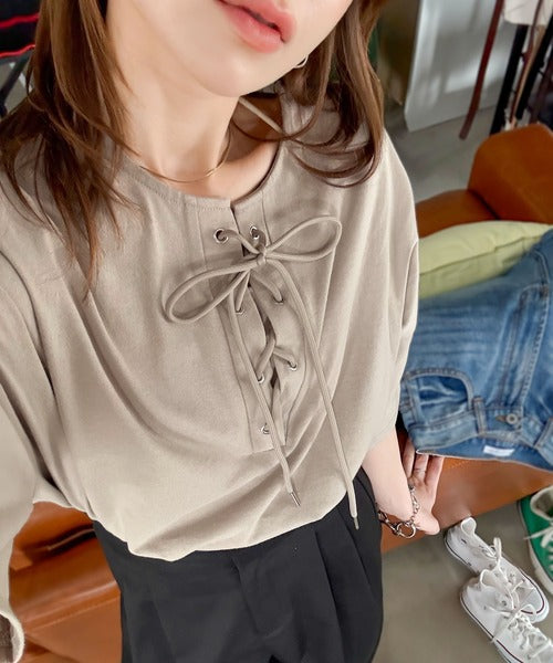 《JaVaジャバコラボ》胸元ひとくせ、抜け感ひとさじ。綿100％ バックロゴプリント 胸元レースアップTシャツ(半袖) jv1260458