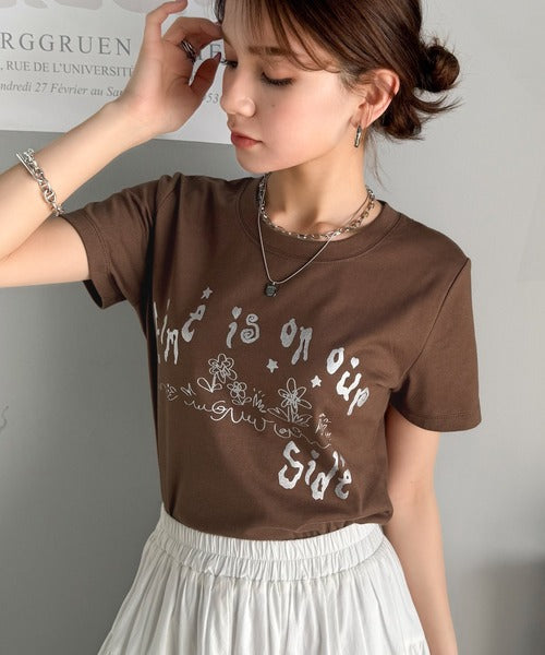 【mily bilet】大人の上品グラフティ。ハンドペイントライクシルバープリントコンパクトTシャツ mi1329023