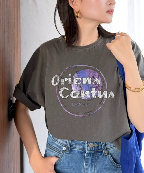 《JaVaジャバコラボ》遊びと余裕をこの1枚で。コットン100％コンパクトグラフィックロゴTEE（半袖） jv1050367