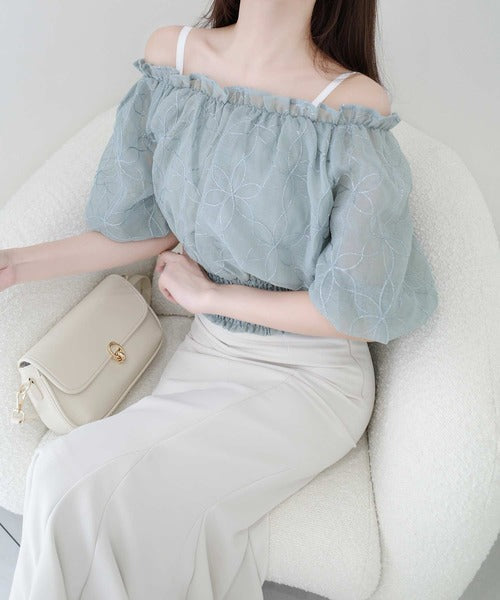 【mily bilet】あなたのスタイルにさらなる魅力をプラス。オフショル2WAY花柄コード刺繍バックリボンブラウス mi1139077