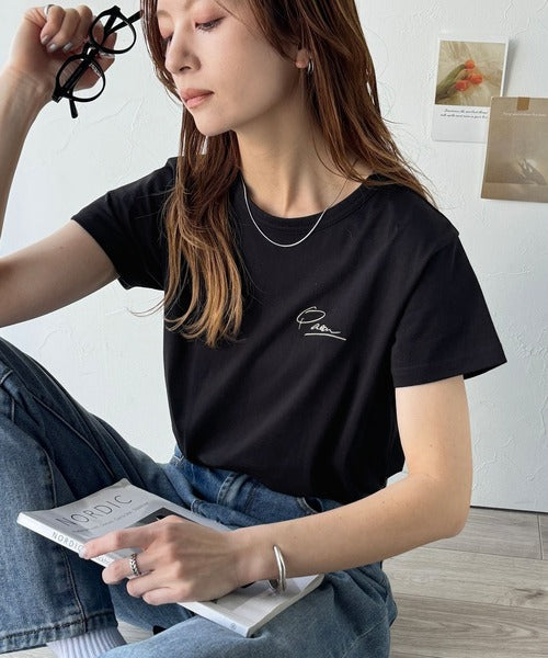 【sustaina+】こなれ感たっぷり。オーガニックコットン100％胸元PAEAN刺繍Tシャツ(半袖) ce1260401