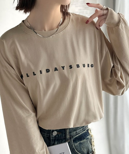 大人の上品カジュアルを楽しむ。ゆったりシルエット 綿100％シルケット風シンプル英字ロゴTシャツ（長袖） ce1330048