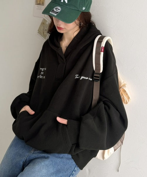 ふわっとあったか、秋冬の“欲しい”をぎゅっと♪刺繍デザインスキッパー衿フリースパーカー ce1020395