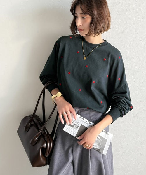 《JaVaジャバコラボ》“可愛い”がさりげなく溶け込む。袖ネーム付きミニハート総刺繍Tシャツ(長袖) jv1010498