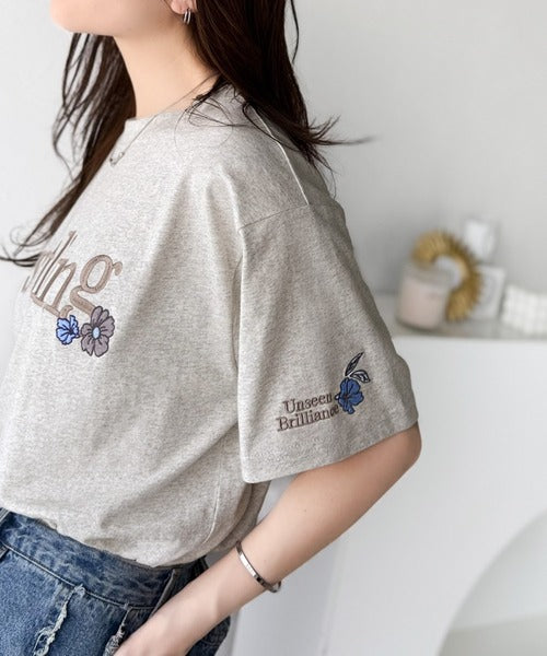 ナチュラルな中に、さりげない華。綿100％ロゴ×フラワー刺繍ビッグTシャツ（半袖） ce1260485