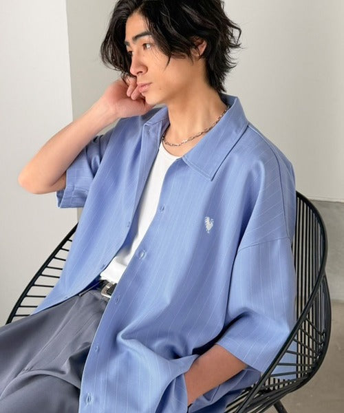 《JaVaジャバコラボ》羽織りとしても重宝する、汎用性の高さが魅力！刺繍入り ヘリンボーン織ストライプ柄 オーバーサイズ半袖シャツ jo1010044