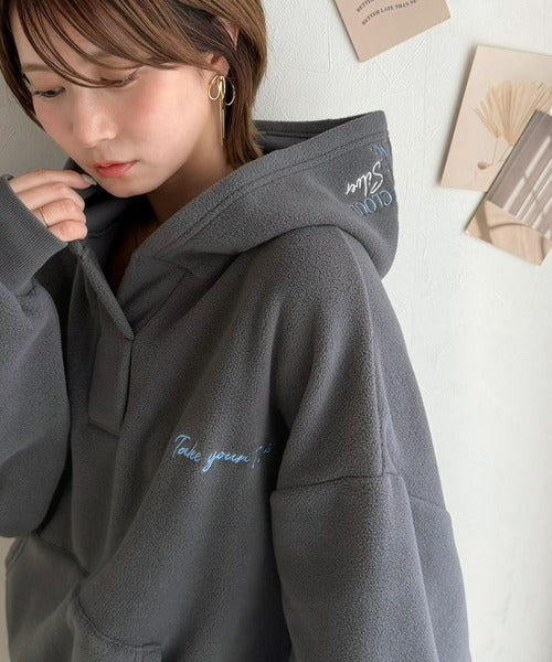 ふわっとあったか、秋冬の“欲しい”をぎゅっと♪刺繍デザインスキッパー衿フリースパーカー ce1020395