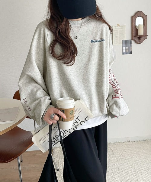 《Javaジャバコラボ》抜け感纏い、センスで遊ぶ。ロゴ袖刺繍＆グラフィック裏起毛プルオーバー jv1050328