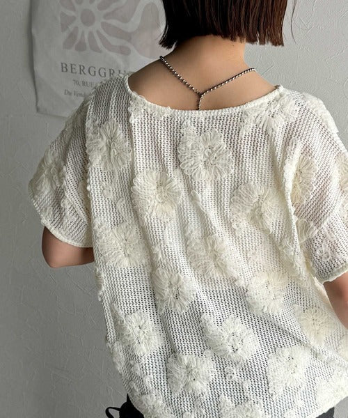 大人のおしゃれ度ワンランクアップ。チュールフラワーコード刺繍半袖Tシャツ ce1260429