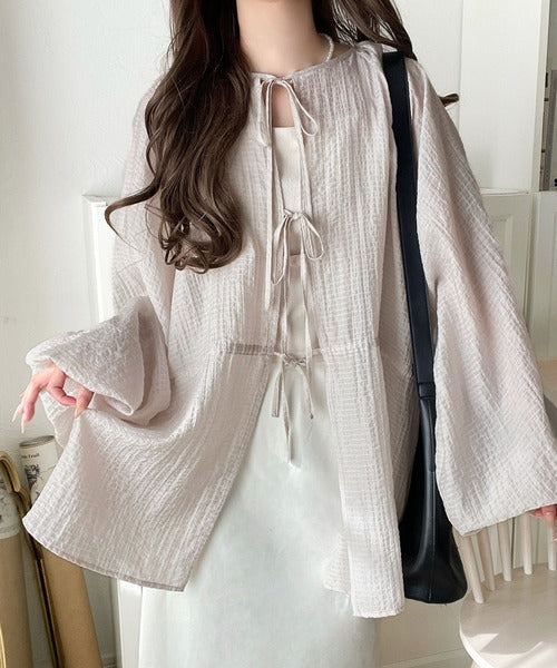 ほんのり透けるシアー素材がつくる、春夏の抜け感ブラウス。ドロストリボンオープンブラウス ce1070210