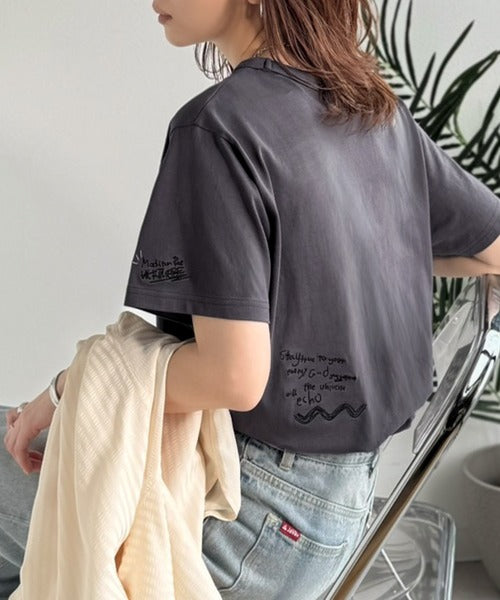 ラフでも品格、シンプルでも存在感。オーガニックコットン混 綿100％ グラフィック飛び刺繍フォトTシャツ（半袖） ce1260537