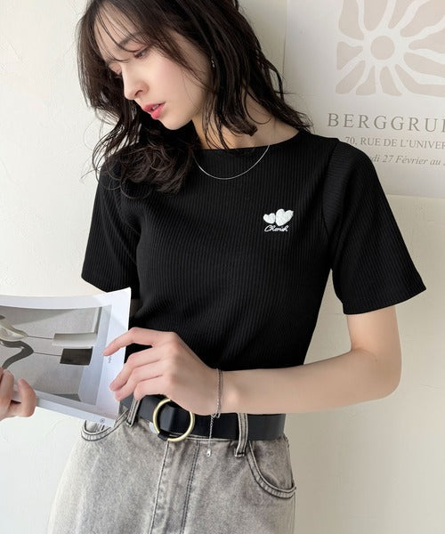 胸元にキュン。ハートサガラ刺繍テレコリブ素材ボートネックTシャツ（半袖） ce1330019