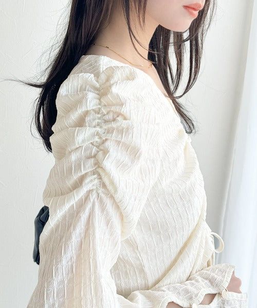 【mily bilet】カジュアルな大人ガーリーテイスト。シャーリング使い膨れジャガード袖ボタンVネックカットソー(長袖） mi1359012