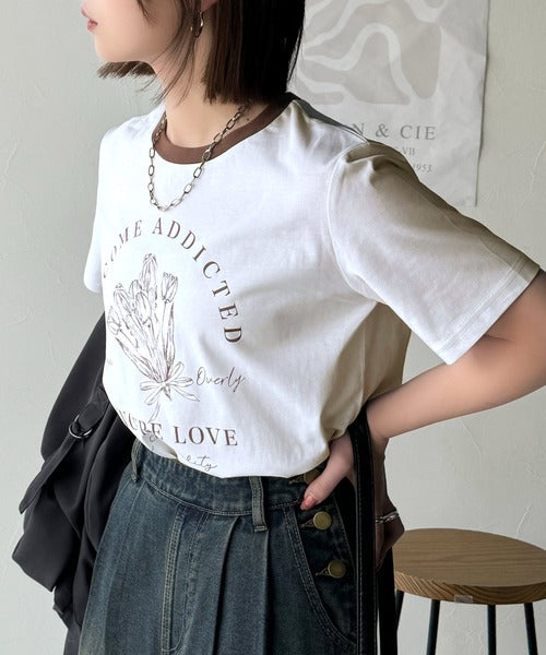トレンドのディテールが魅力。シルケットフラワーカーブロゴリンガー半袖Tシャツ ce1020196