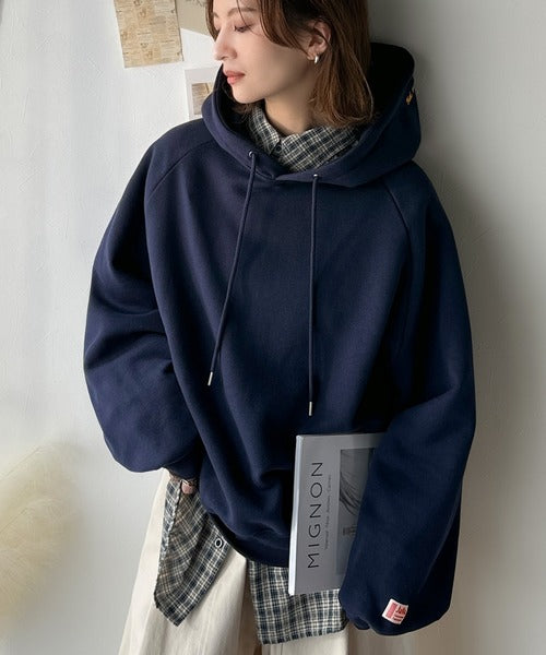 《JaVaジャバコラボ》デイリーもお出かけも、ゆるっと可愛く決まる♪バック刺繍裏起毛パーカー(長袖) jv1330044