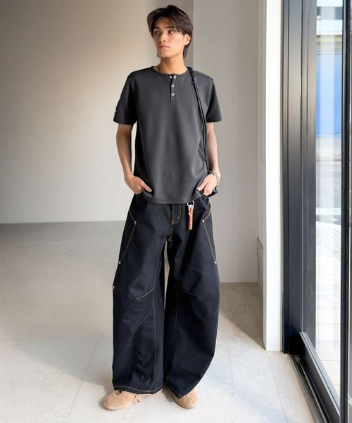 【接触冷感機能付き】肩切り替えショート丈ダンボール素材ヘンリーネックTシャツ／Shoulder Panel Cropped Double-Knit Henley T-Shirt co1010056