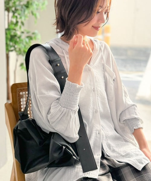 【接触冷感機能付き】冷感＆シアー素材で涼しく彩る。胸刺繍フード付きシアーシャツ（長袖） ce1070209