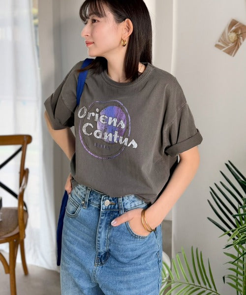 《JaVaジャバコラボ》遊びと余裕をこの1枚で。コットン100％コンパクトグラフィックロゴTEE（半袖） jv1050367