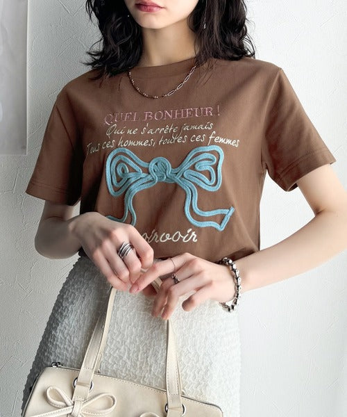 【mily bilet】華やか大人ガーリー。リボンコード刺繍プレートデザインTシャツ mi1329025