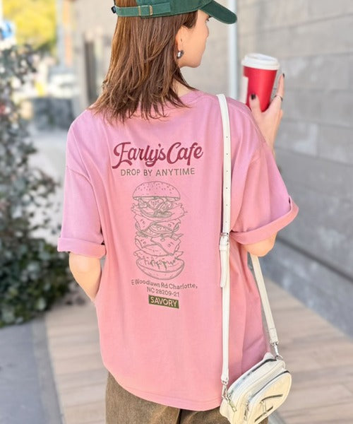 《JaVaジャバコラボ》遊び心のあるカフェロゴが映えるバックプリントT。刺繍使いハンバーガーデザインTシャツ jo1320016