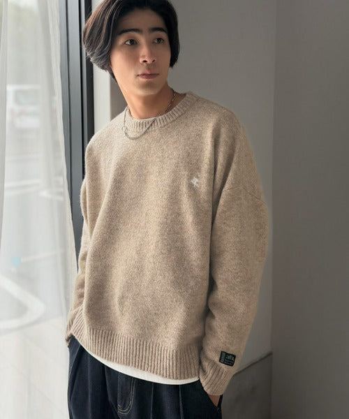 《JaVaジャバコラボ》「ふんわり」「もっちり」「しっかり」が揃った！ミックス調オーバーサイズ胸刺繍入りニットセーター jo1250003