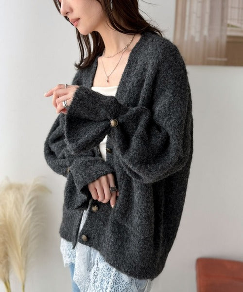 袖まで可愛い、ゆるっと愛されシルエット。キャンディスリーブ袖ボタンブークレーカーディガン ce1410020