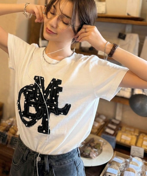【mily bilet】遊び心を忍ばせておしゃれを一新。デニムフリンジワッペン使いTシャツ mi1329037
