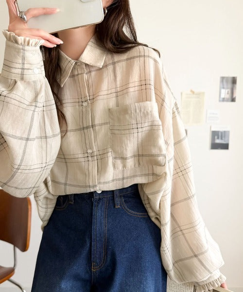 ほんのり透けるチェック柄で、涼しげにこなれる。胸ポケット付きオーバーサイズシアーチェックシャツ(長袖) ce1410033