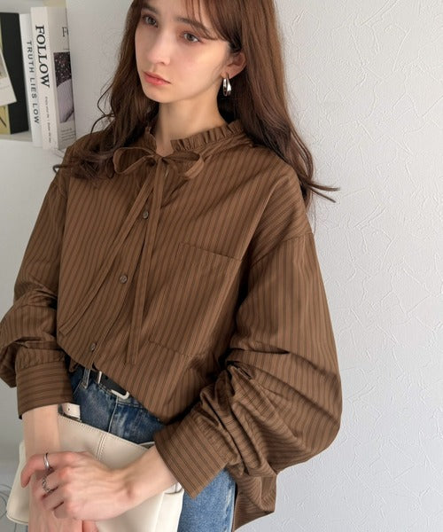 【防シワ機能付き】華やかフリルで印象チェンジ。前後2WAYで楽しむ、襟フリルリボンシャツ(長袖) ce1025024