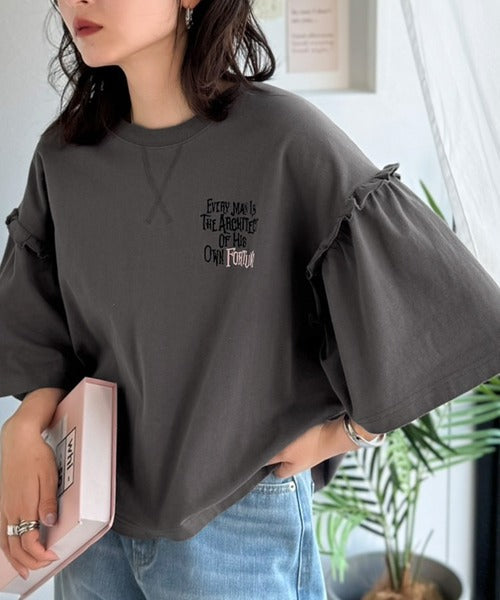 ほどよい甘さと抜け感を。大人かわいい綿100%袖フリル胸刺繍トップス(半袖) ce1020338