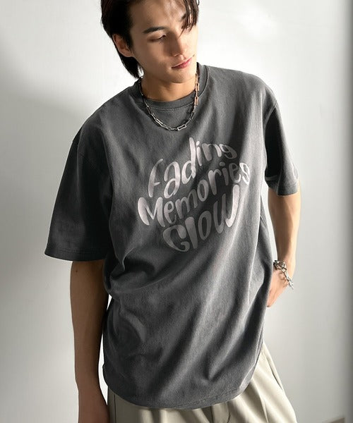 「1着でキマる。」ピグメント加工マットグラフィック柄Tシャツ / Pigment-Washed Matte Graphic T-Shirt co1150028