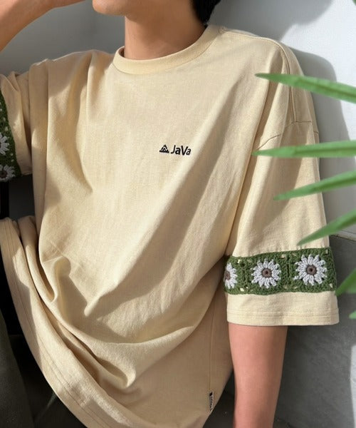 《JaVaジャバコラボ》袖先に遊びと清涼感を。袖クロシェ編み 配色切り替えデザインTシャツ jo1150094